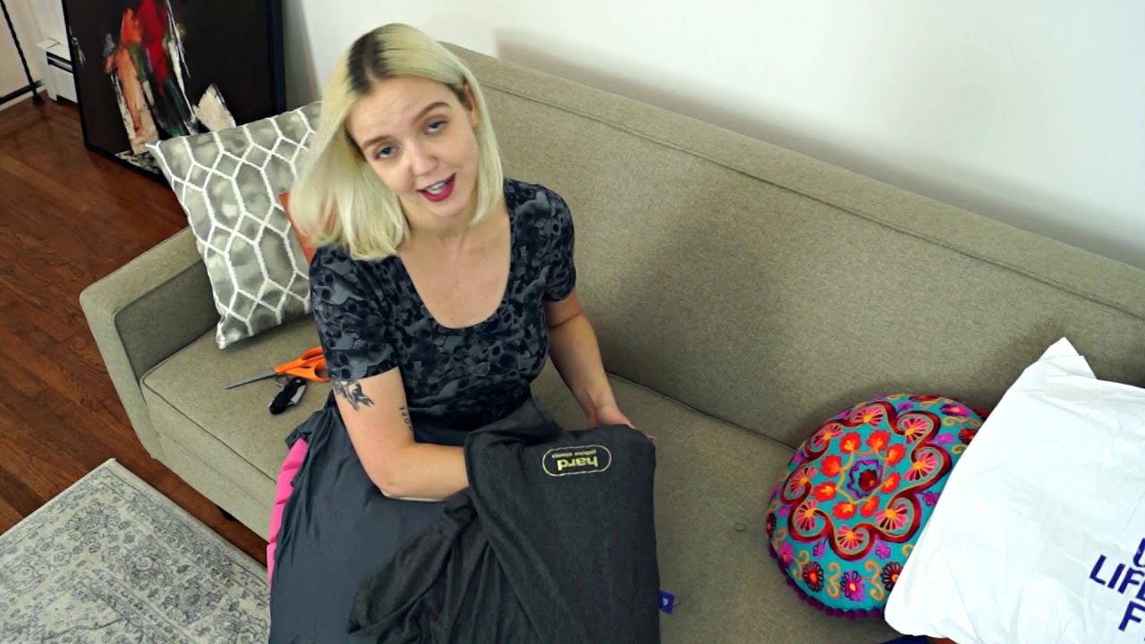 The Cubes Pillow Review: Geometric Foam and Reversible Feel original video