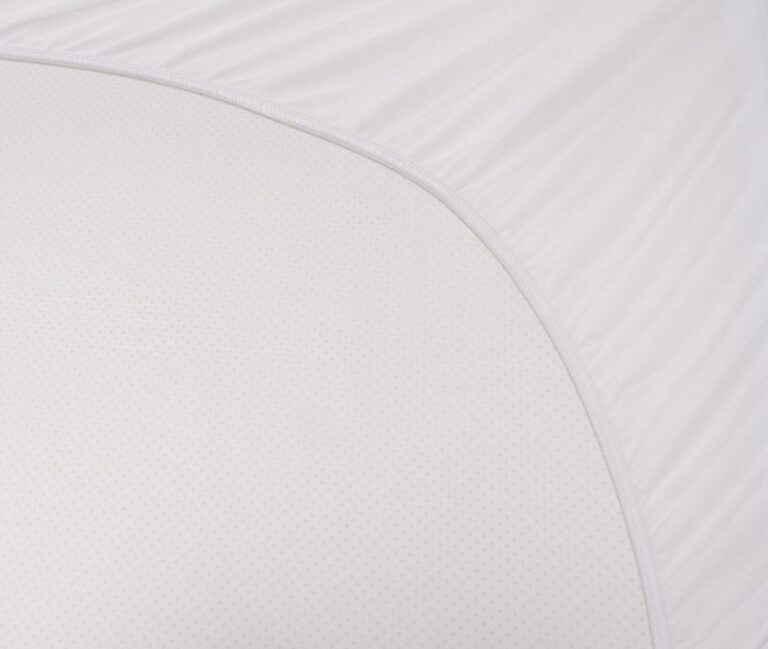 Close-up photo of Solis Quiet Comfort™'s white, curved fabric surface with a slightly textured pattern. The fabric appears to be stretched and smooth, creating a clear division between the curved section and the surrounding area.
