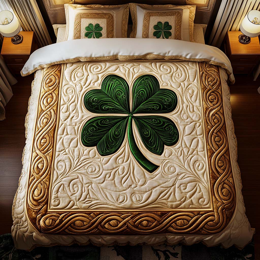 Green clover quilted bedding set with gold border