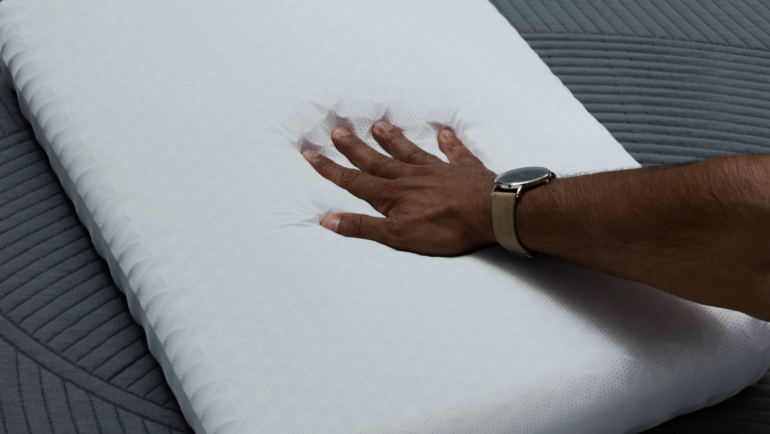 Purple's signature 'hand press' demo — same TPE deformation principle, just without the contour.
