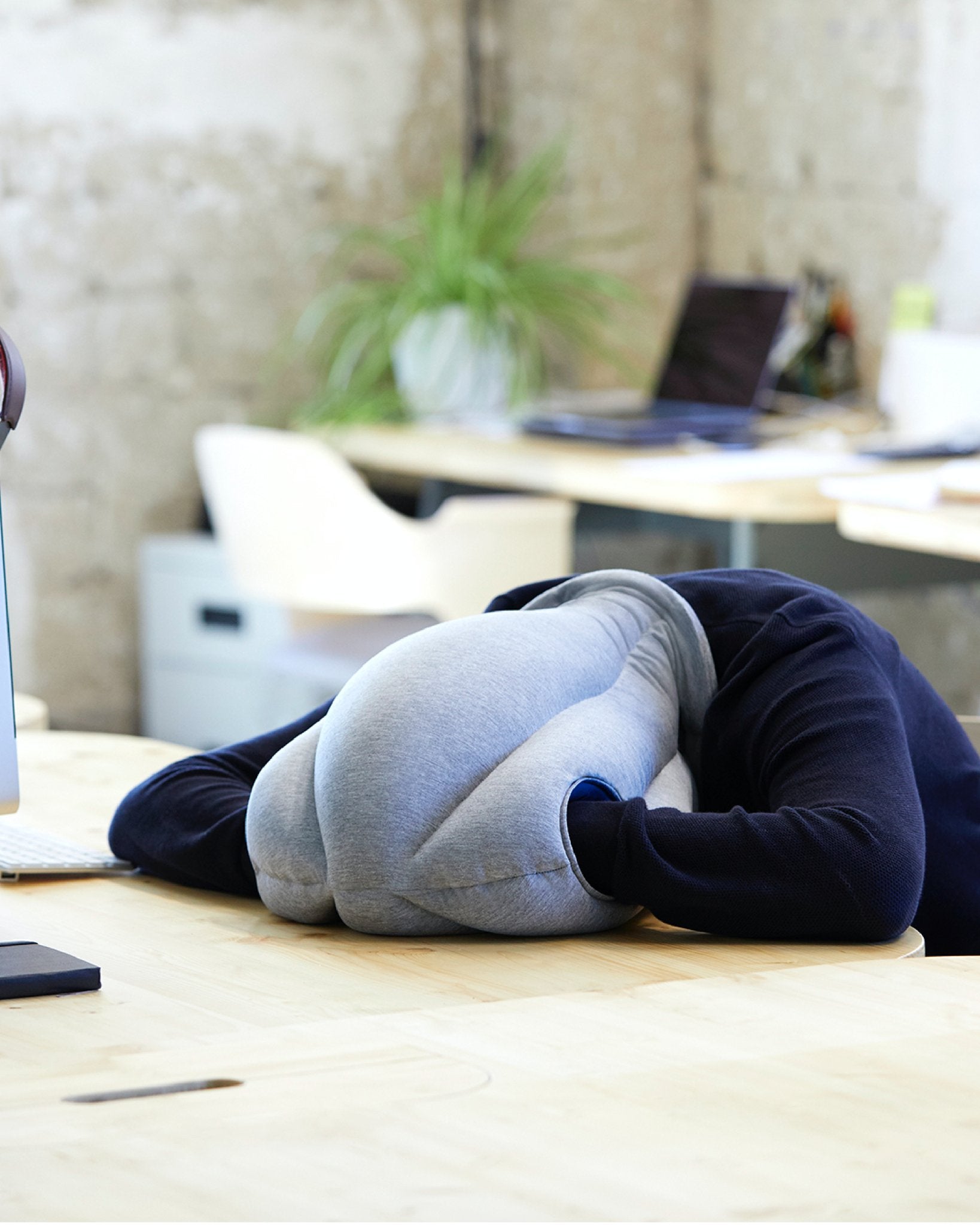 Ostrichpillow Original worn over the head, blocking cabin light